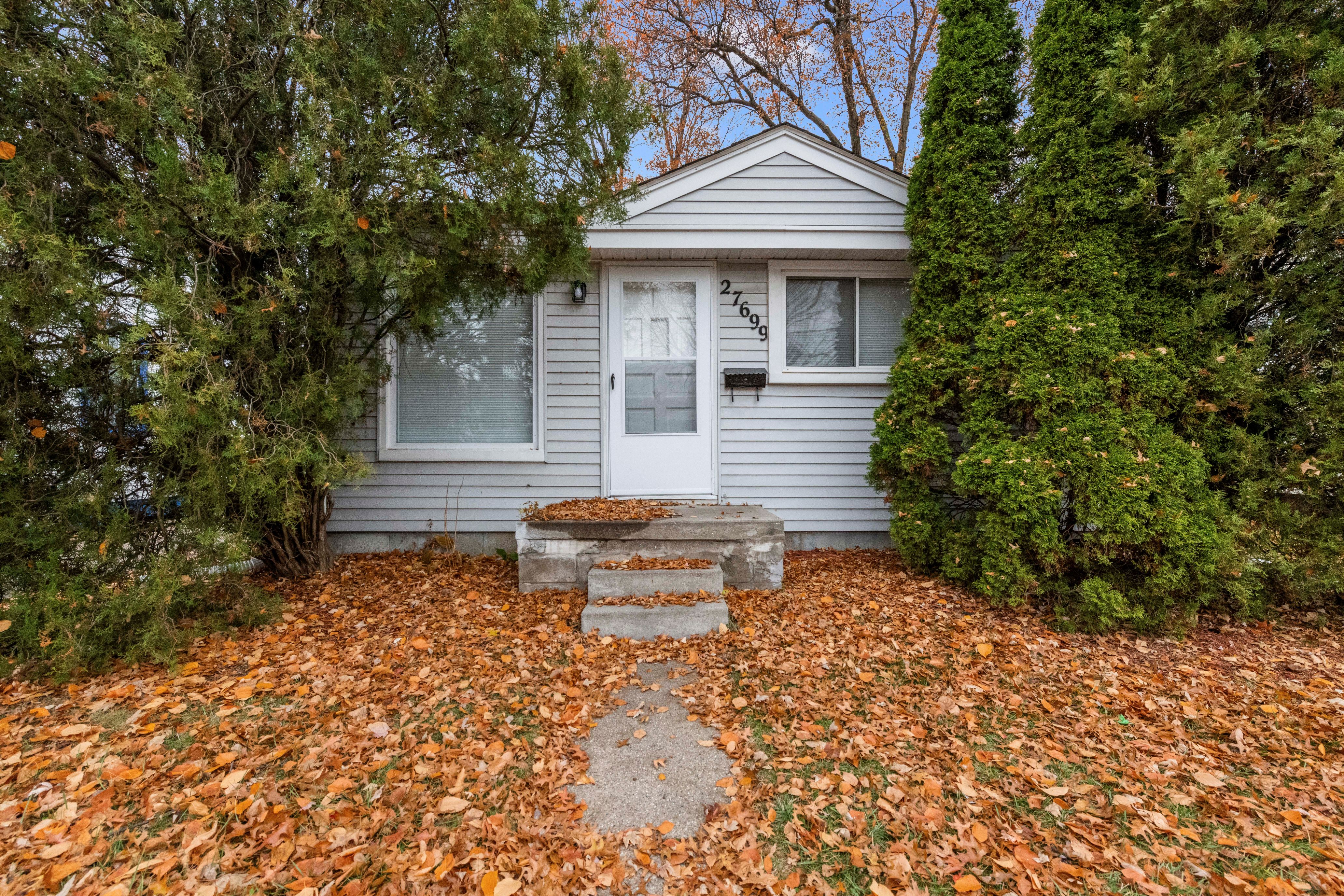 I am Thrilled to introduce an Adorable Home at 27699 Brettonwoods Drive in Madison Heights, 48071!! Offered at $165,999.00!