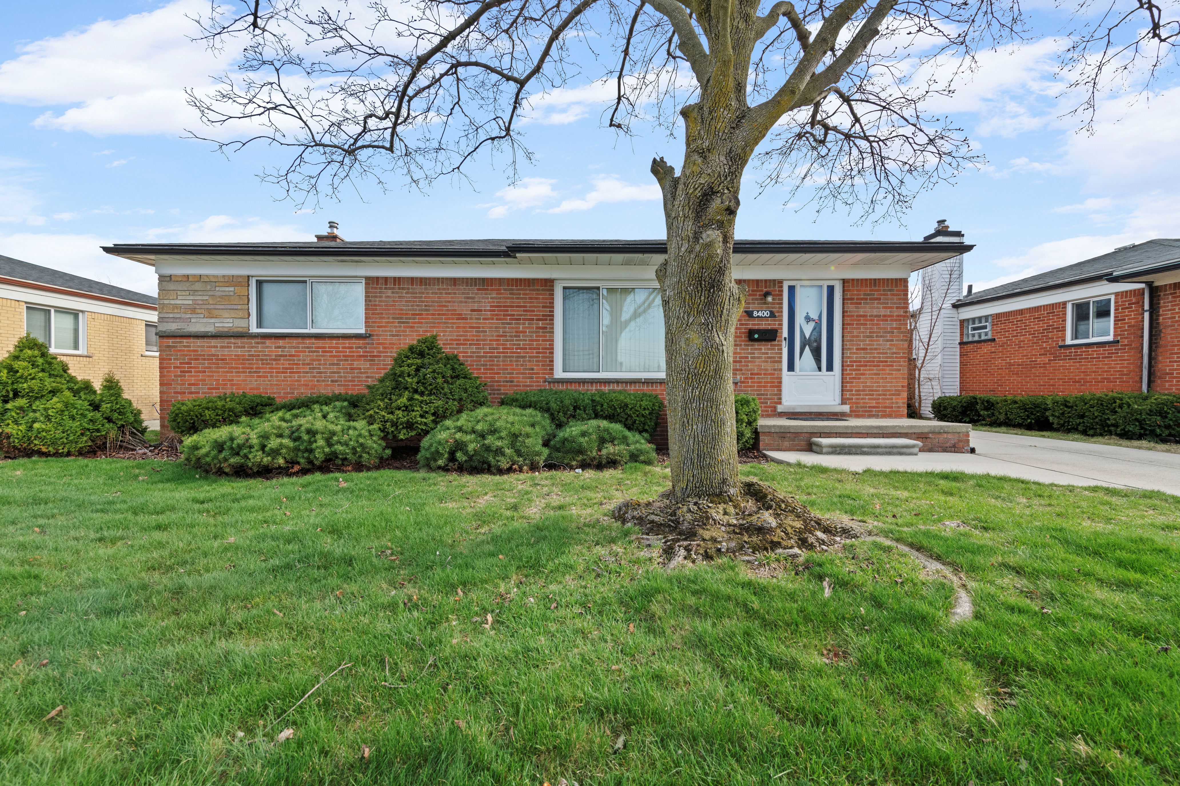 Home Sweet Home! 8400 Linda Street in Warren, 48093. Offered at $218,888.00!!
